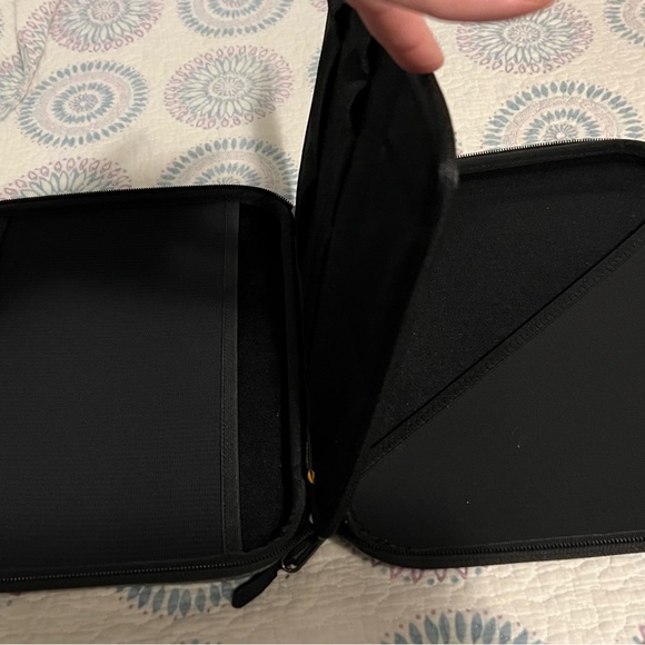 Tomtoc iPad case, light use. Smoke-free home. No pet exposure. - Picture 7 of 9